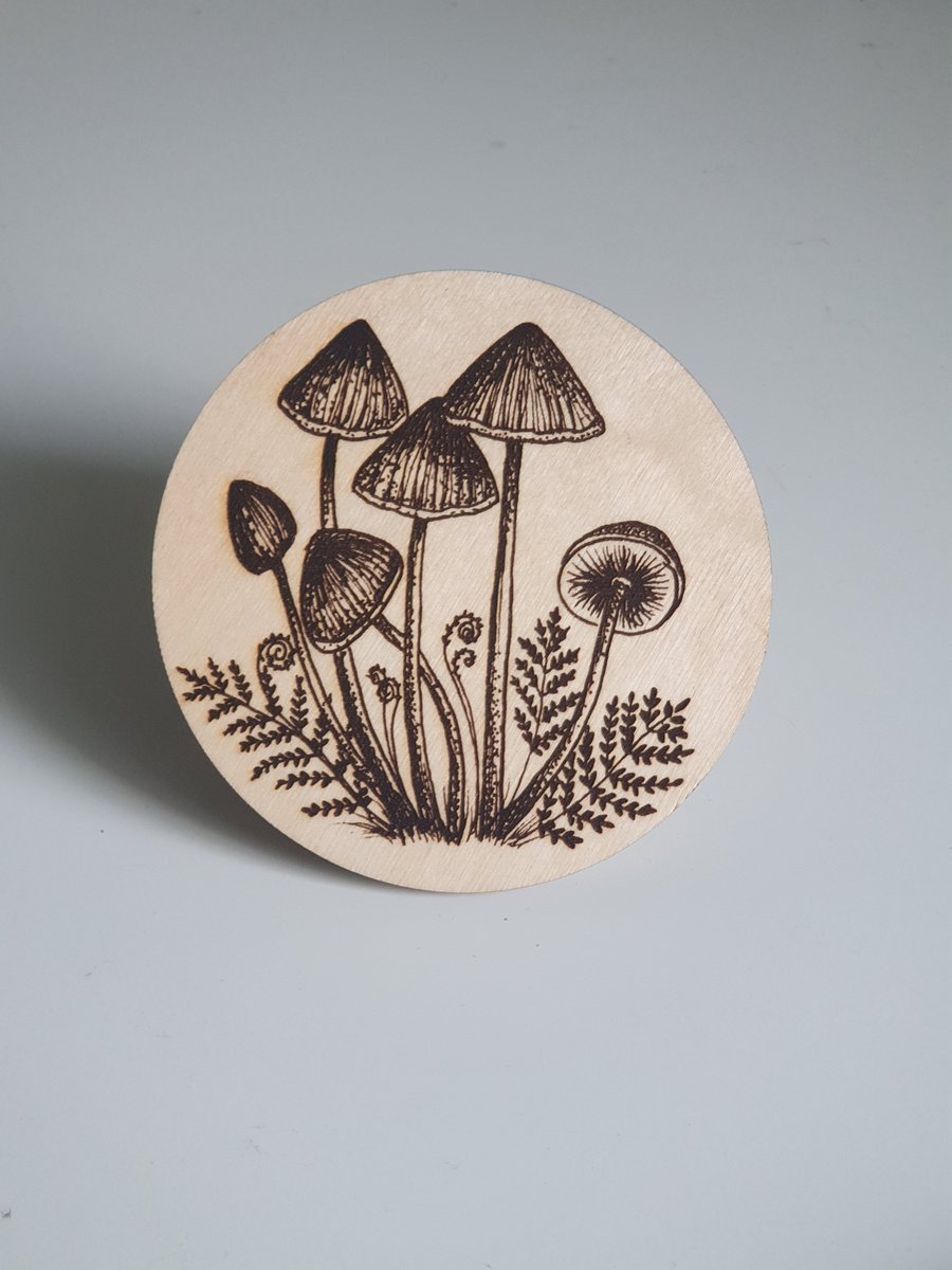 Ručně vyrobený dřevěný Kulatý podtácek - Fungi series - Trs hub