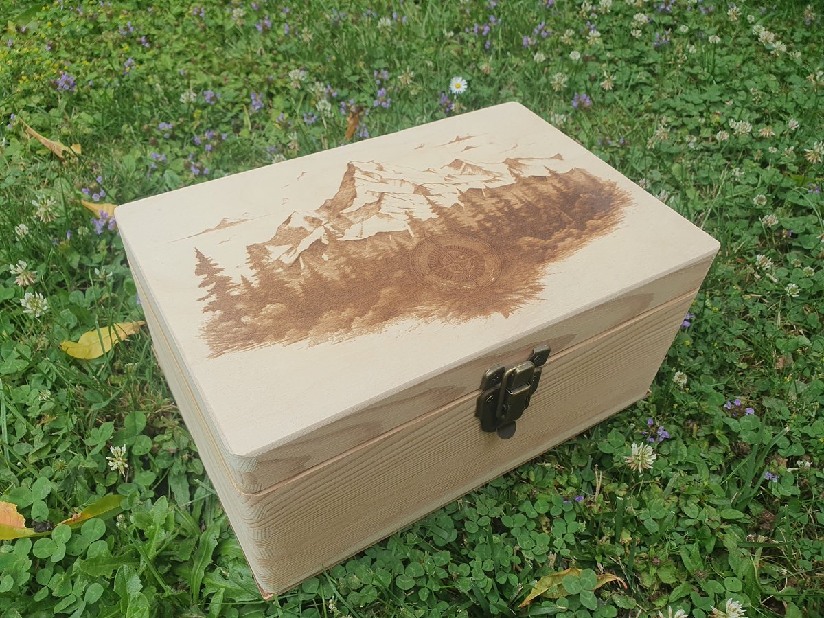 Ručně vyrobená dřevěná Truhla - Kompas cestovatele (30x20x13)