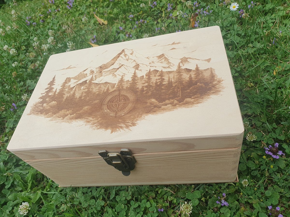 Ručně vyrobená dřevěná Truhla - Kompas cestovatele (30x20x13)