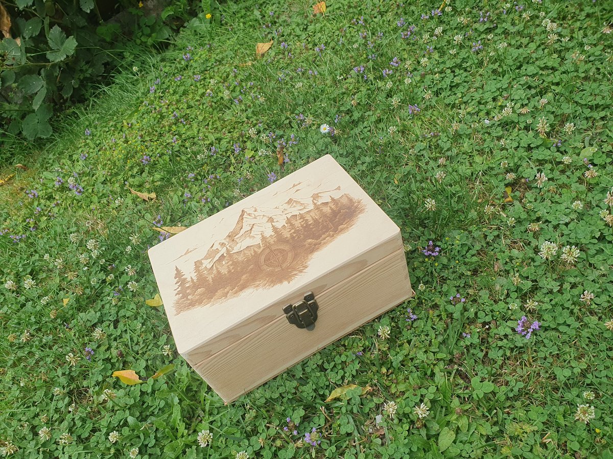 Ručně vyrobená dřevěná Truhla - Kompas cestovatele (30x20x13)