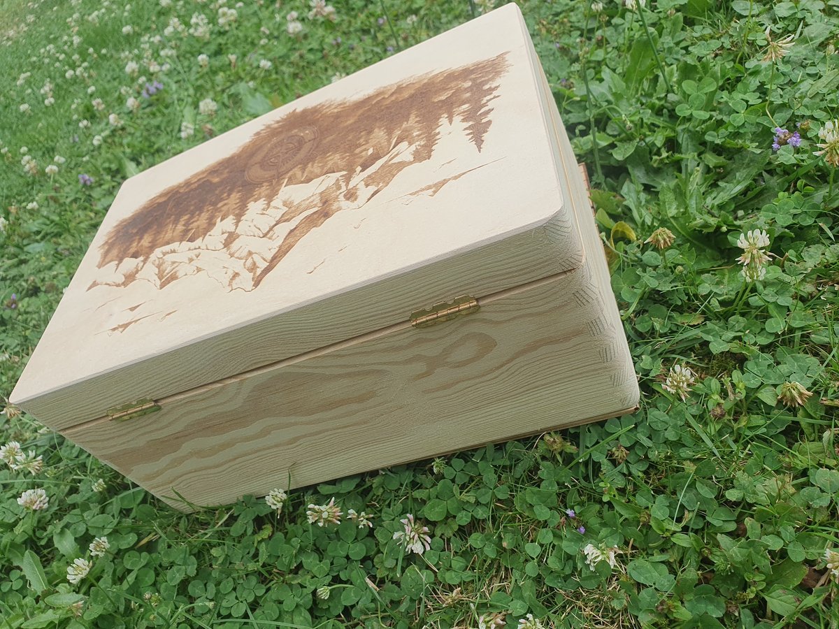 Ručně vyrobená dřevěná Truhla - Kompas cestovatele (30x20x13)
