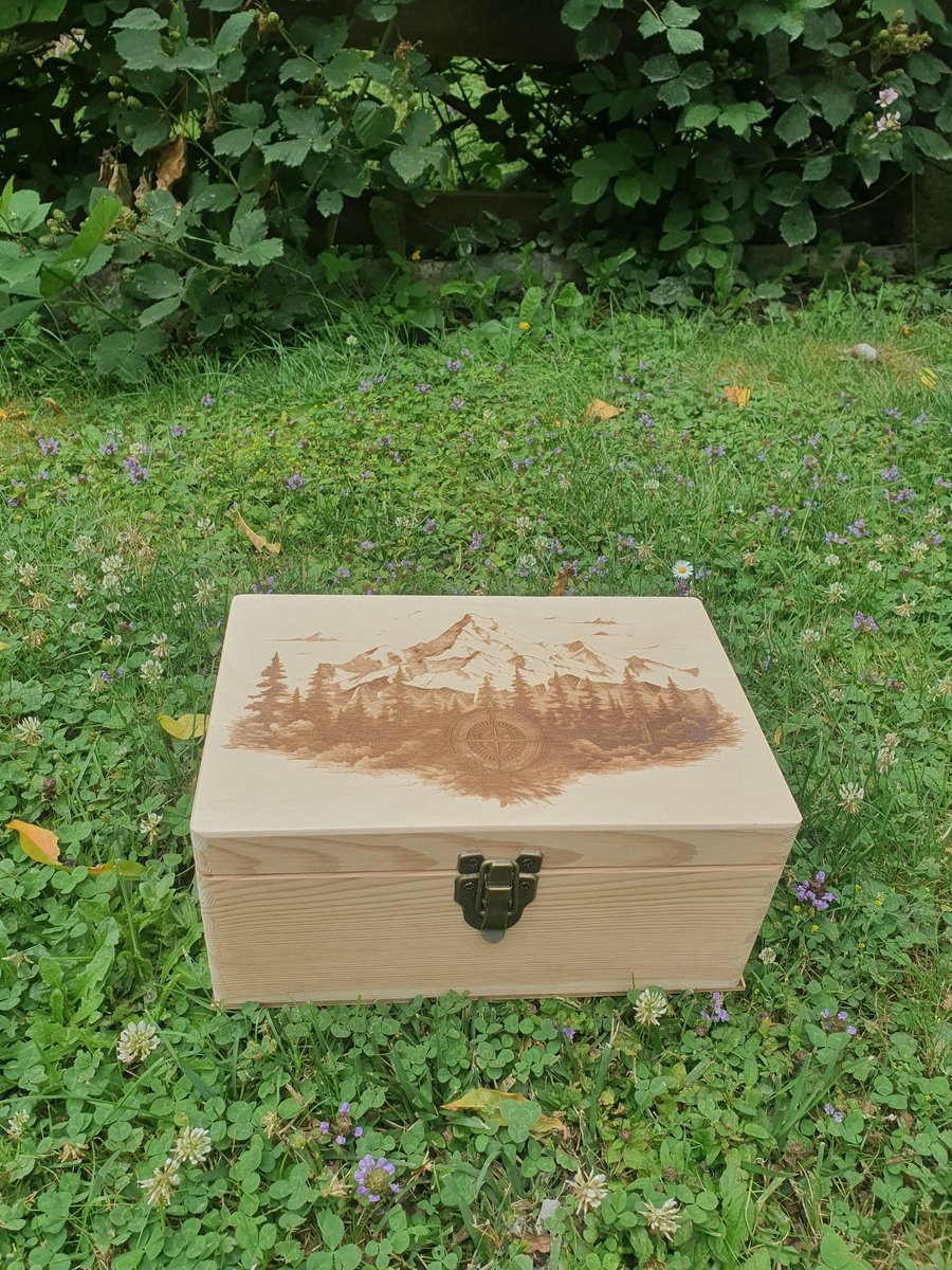 Ručně vyrobená dřevěná Truhla - Kompas cestovatele (30x20x13)