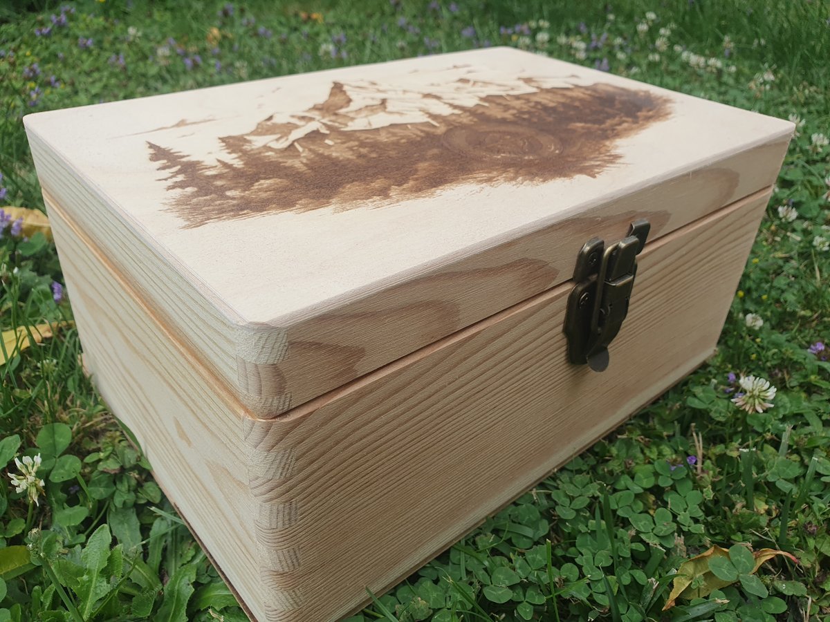 Ručně vyrobená dřevěná Truhla - Kompas cestovatele (30x20x13)