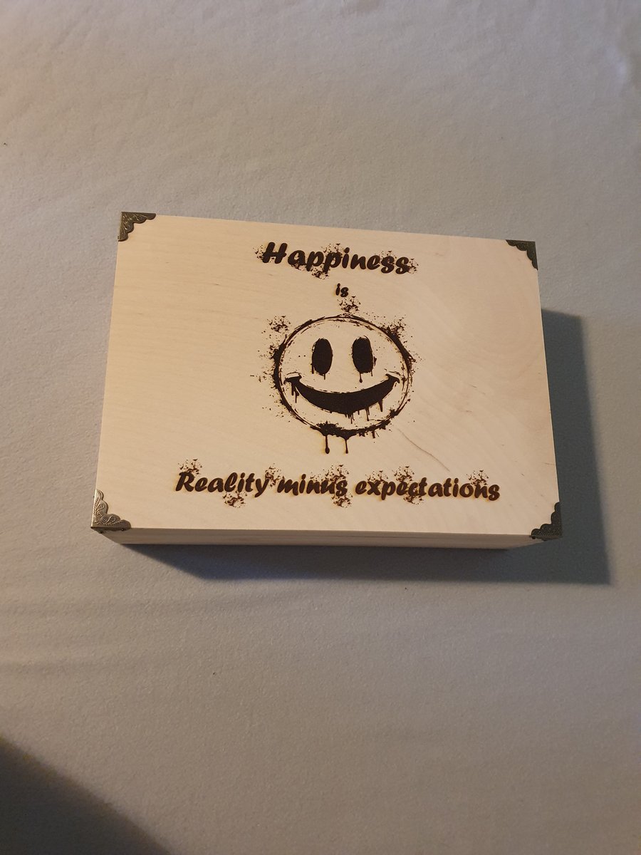 Ručně vyrobená dřevěná Truhla - Happiness is reality minus expectations