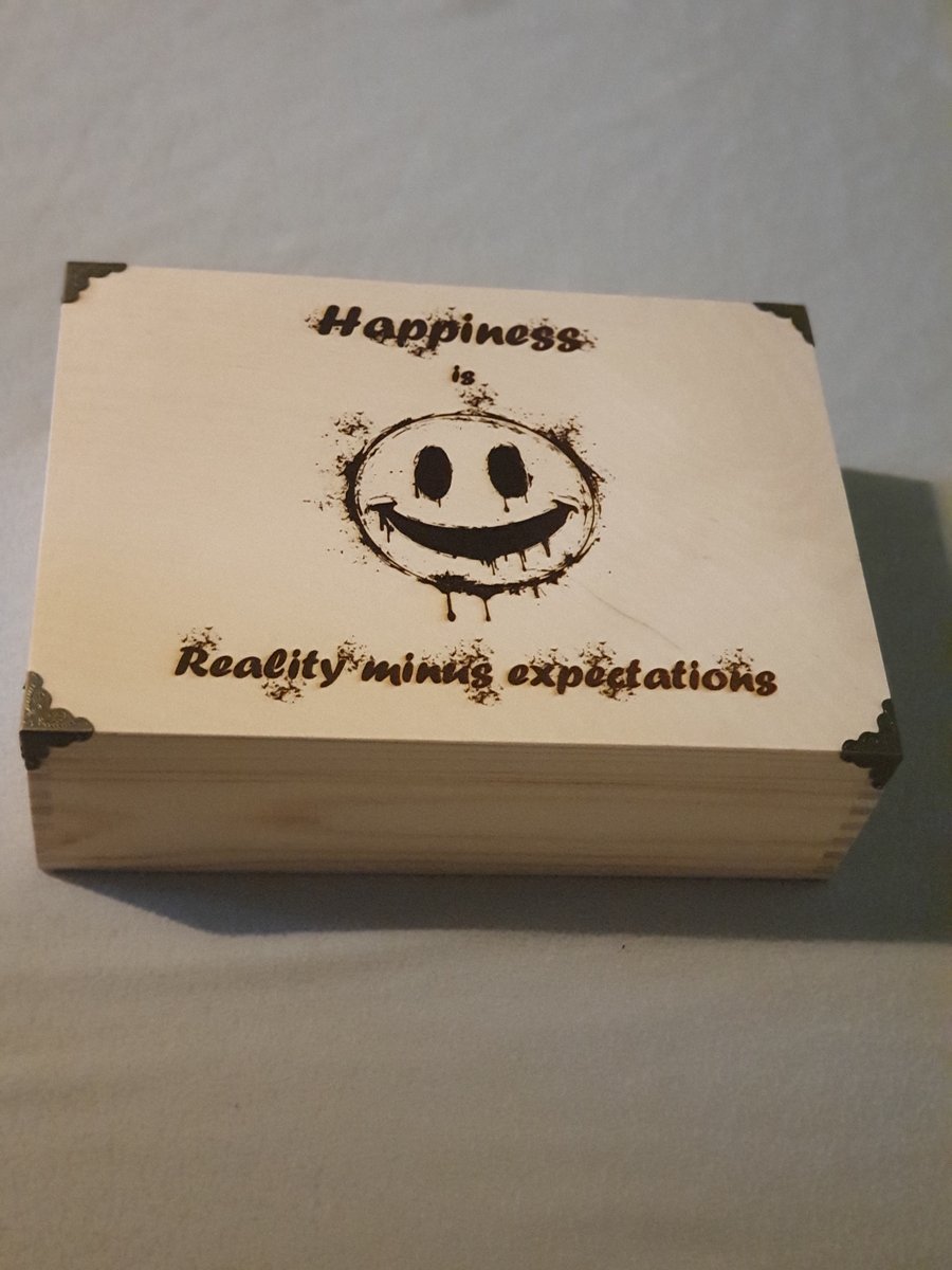 Ručně vyrobená dřevěná Truhla - Happiness is reality minus expectations