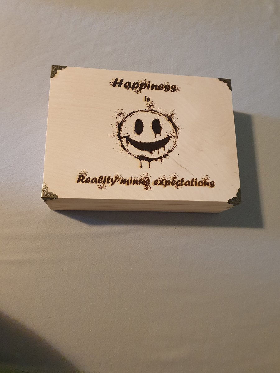 Ručně vyrobená dřevěná Truhla - Happiness is reality minus expectations