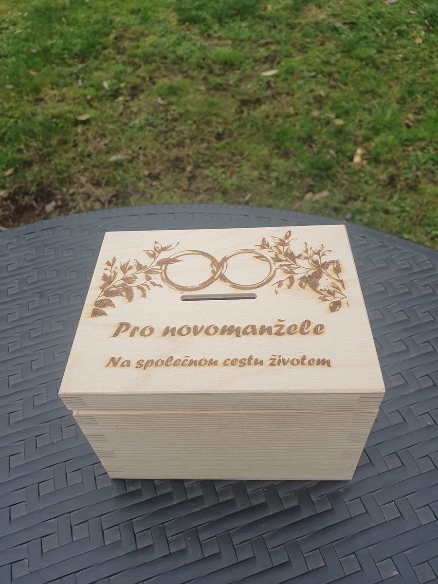 Ručně vyrobená dřevěná Pokladnička - Pokladnička novomanželům zaoblená