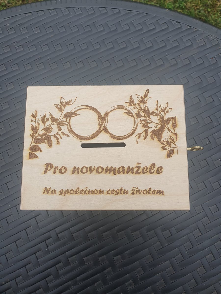 Ručně vyrobená dřevěná Pokladnička - Pokladnička novomanželům zaoblená