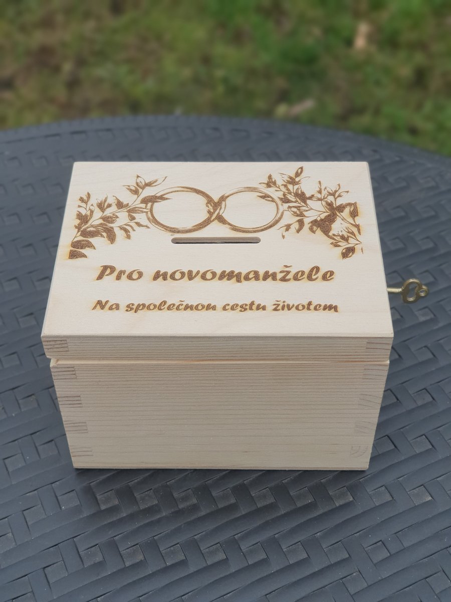 Ručně vyrobená dřevěná Pokladnička - Pokladnička novomanželům zaoblená